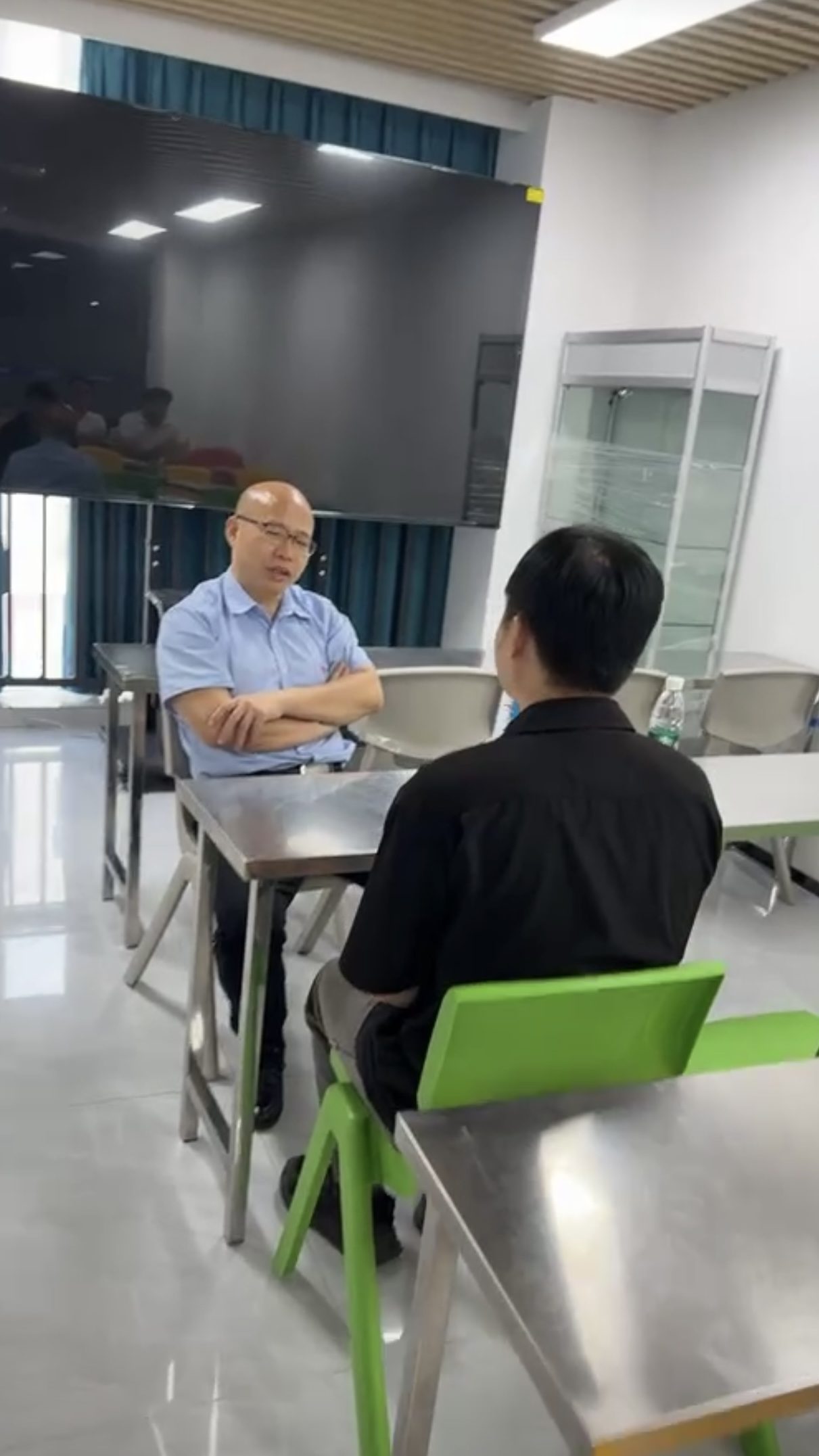 祥鑫热系统公司姚总与优胜模具培训学校数控编程学员一对一现场面试