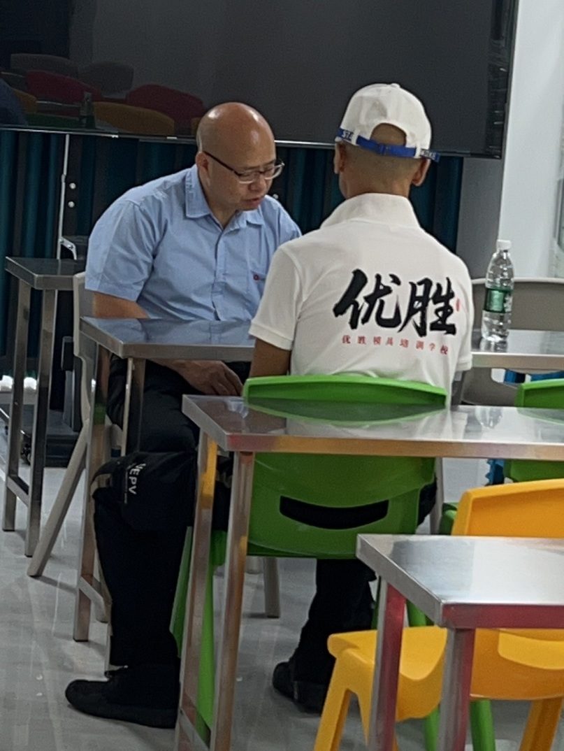 东莞厚街祥鑫公司招聘负责人姚总与优胜学员面对面交流技术细节