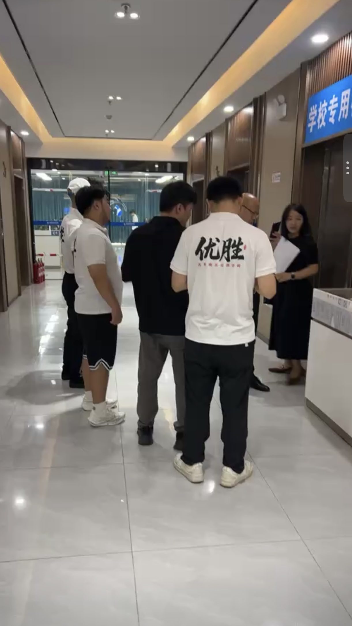 面试结束后优胜学员在优胜模具培训学校走廊等候办理入职相关手续