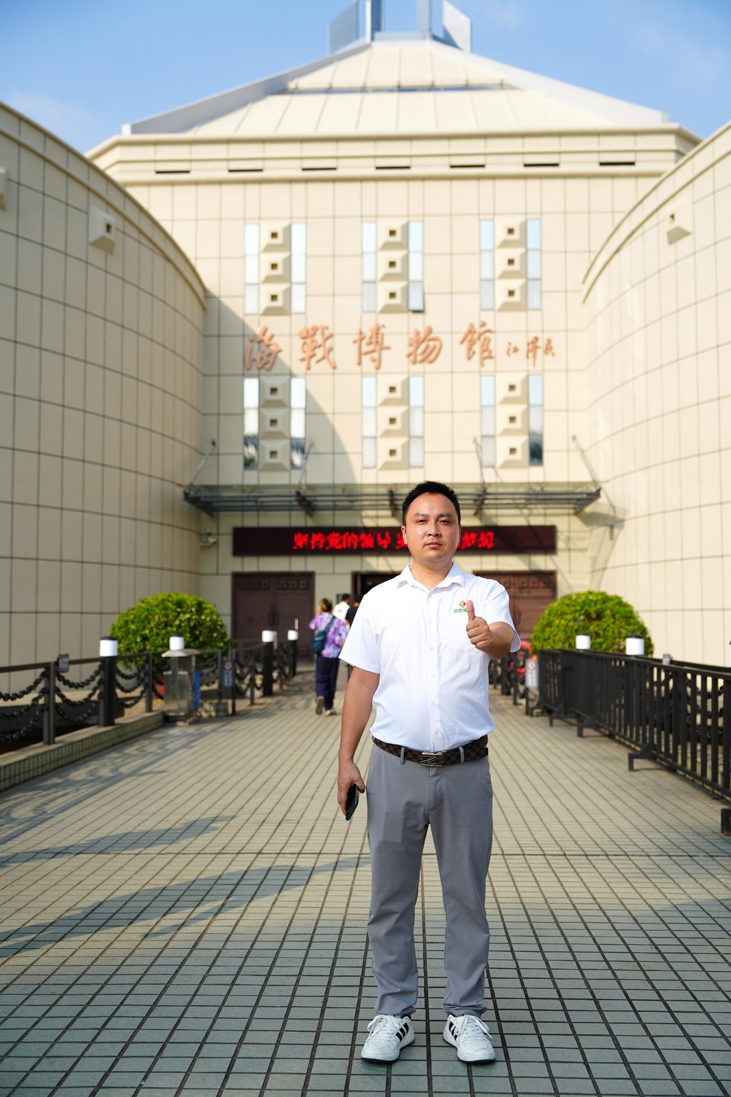 优胜模具培训学校学员服务王老师在虎门海战博物馆正门前留影