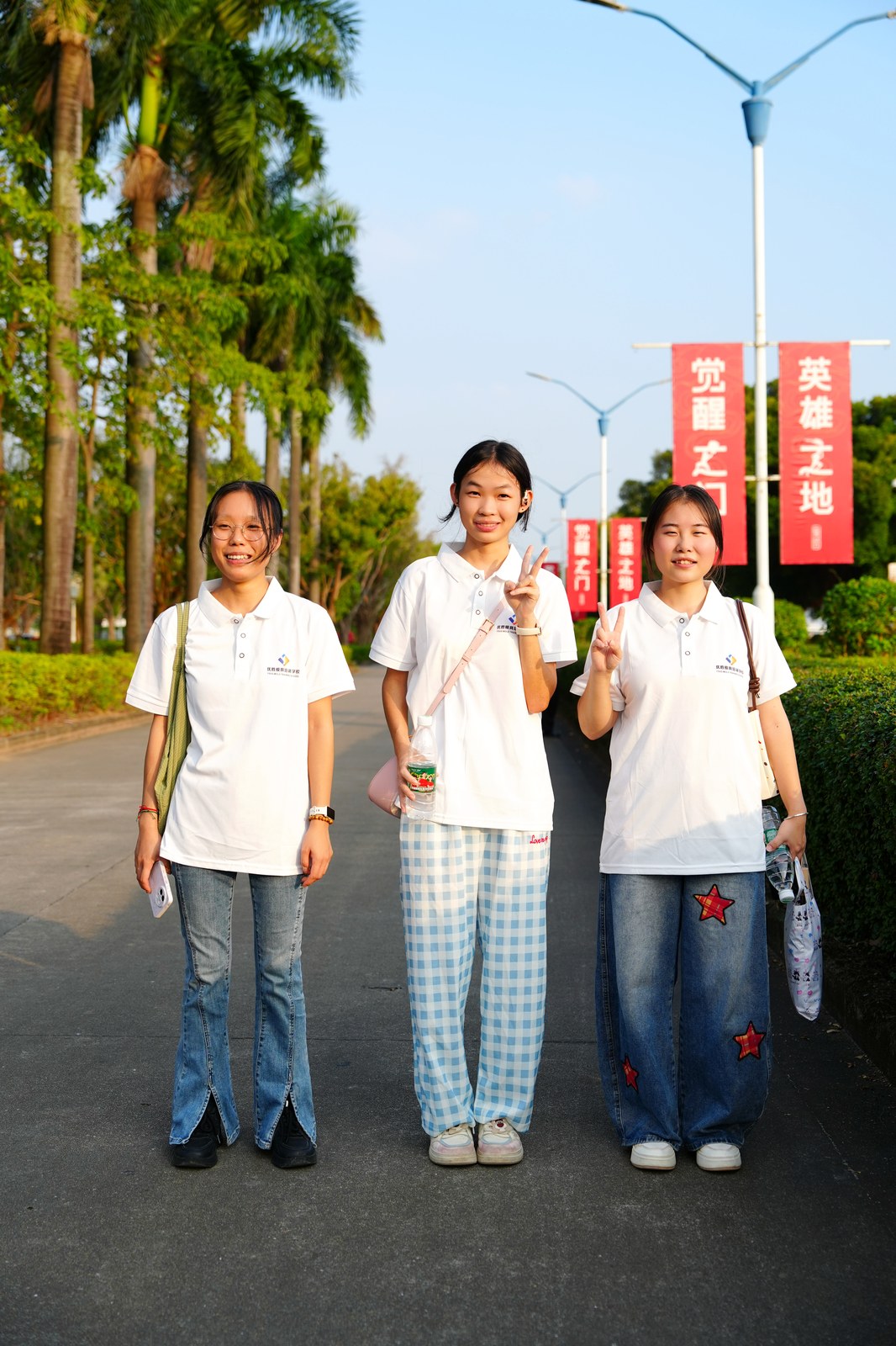 优胜模具培训学校女学员在虎门椰林大道合影,既是同学也是好朋友