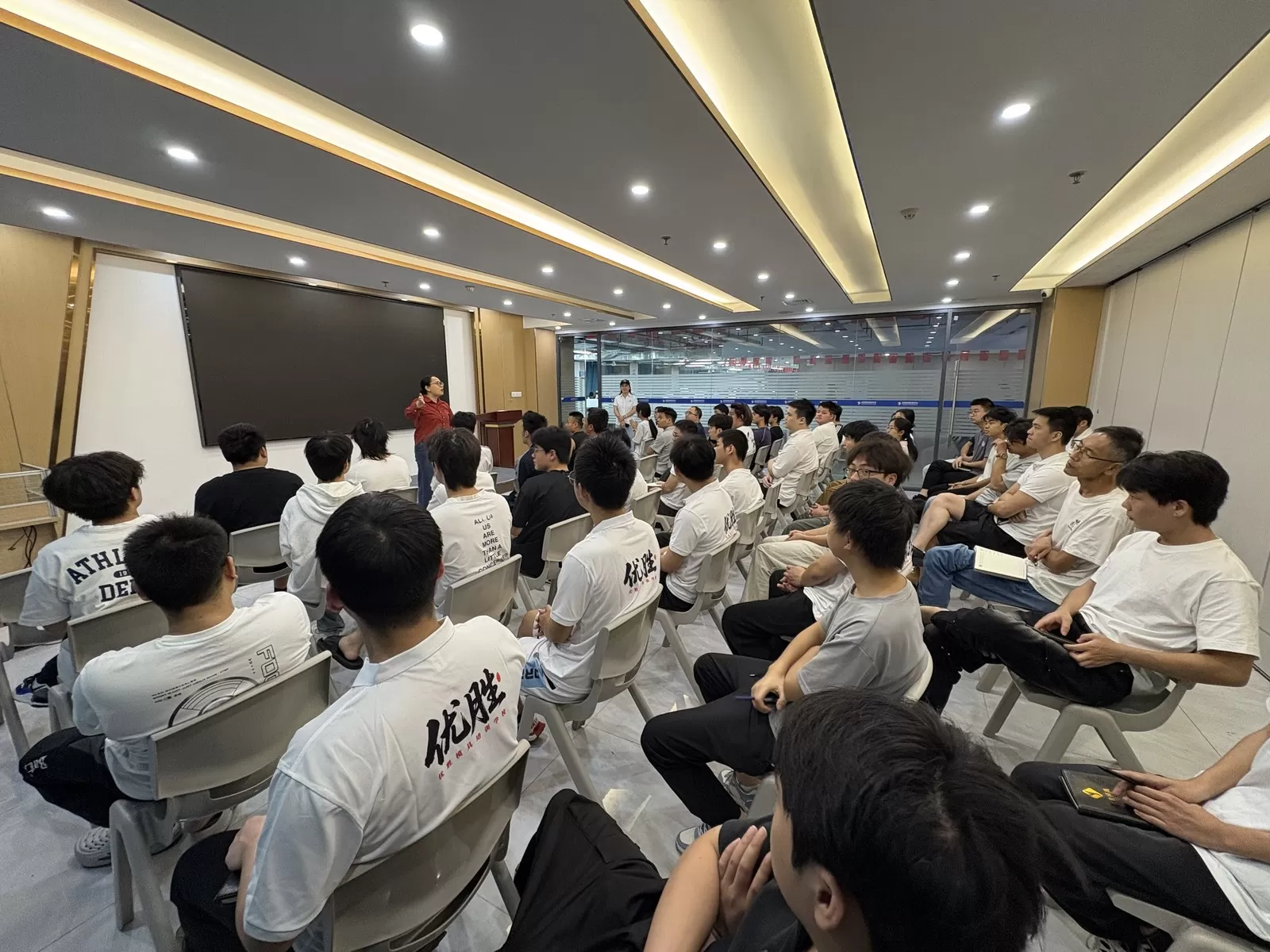 优胜模具培训学校新生班学员在教室听带队老师讲解参观虎门海战博物馆的注意事项