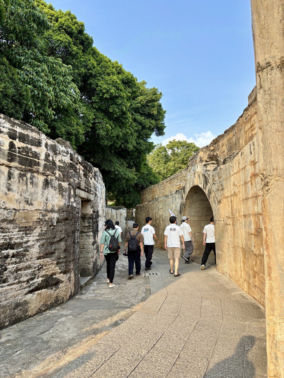 优胜学员穿行虎门海防古巷道,两侧为清代石砌城墙与拱形门洞