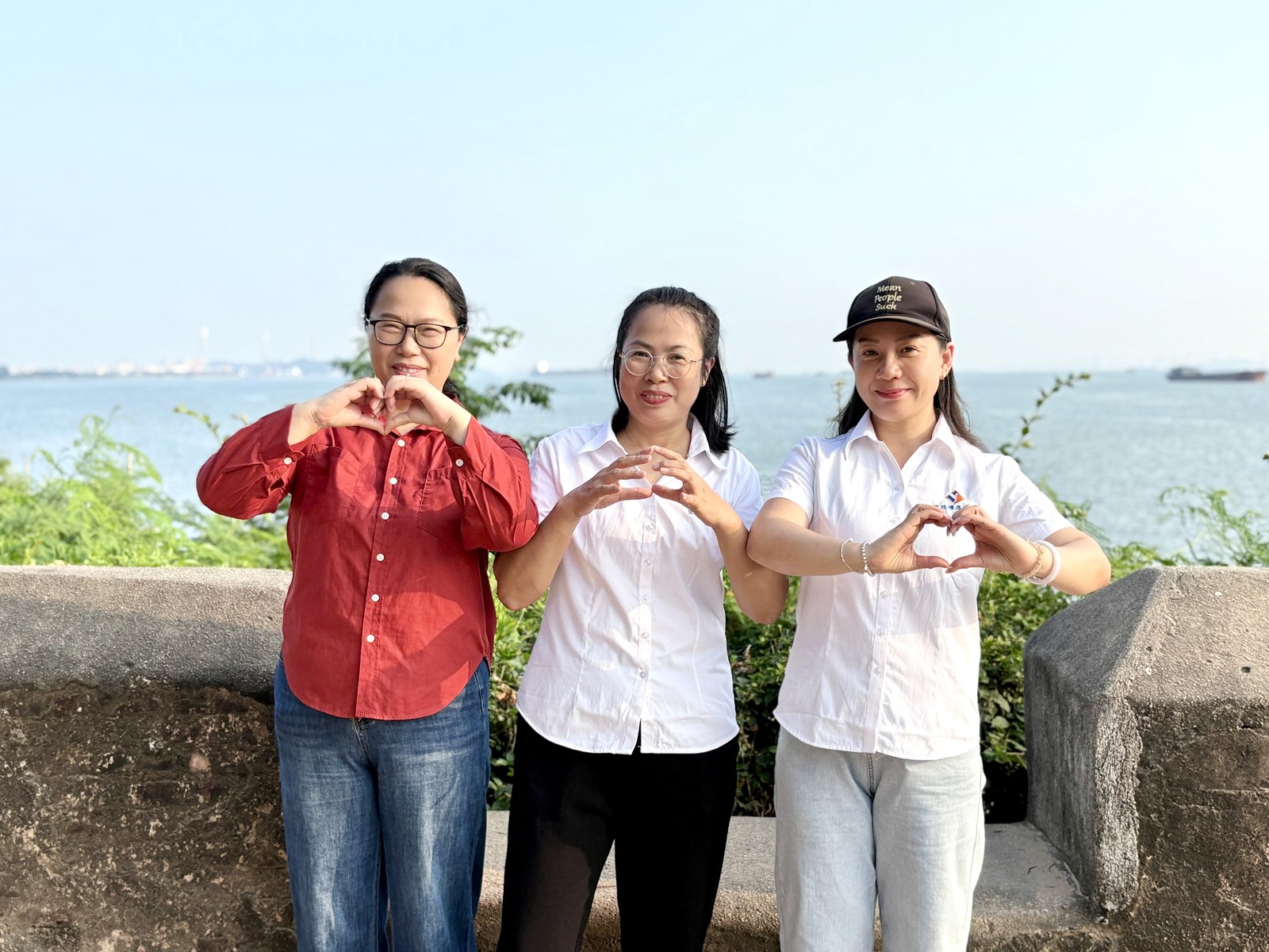 优胜模具培训学校三位带队老师在虎门海堤边合影